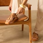 Sandália Flatform Tiras com Tachas Douradas Camel