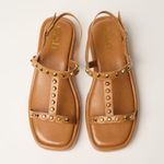 Sandália Flatform Tiras com Tachas Douradas Camel