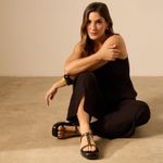 Sandália Flatform Tiras com Tachas Douradas Preta