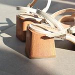 SANDÁLIA SALTO BLOCO LILLY  OFF-WHITE