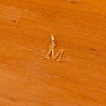 Pingente Letra 5MM Ouro - M