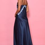 Camisola Longa em Cetim Marinho com Renda Maíra - Miss Victtoria