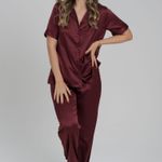 Pijama Feminino Manga curta com Botões e Calça em Cetim Glow Bordô - Thanandra Torres