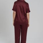 Pijama Feminino Manga curta com Botões e Calça em Cetim Glow Bordô - Thanandra Torres