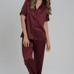 Pijama Feminino Manga curta com Botões e Calça em Cetim Glow Bordô - Thanandra Torres