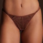 Calcinha Fio Dental com Renda no Bumbum Poésie