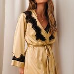 Robe Curto em Cetim e Renda Maria Ísis - Miss Victtoria