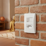 1 Interruptor Paralelo 10A + Tomada 2P+T 20A, 250Vca Engate Convencional com placa Petra (39233)