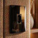 Conjunto 1 Tomada 2P+T 10A/250Vca Engate Convencional com placa Vertical Petra Black (49033)
