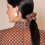 Scrunchie Fe Tonetti Camelo