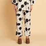 Calça Reta Bordado Flores