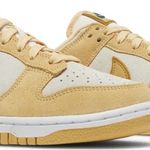 Tênis Nike Dunk Low Gold Suede