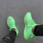 Tênis Adidas Yeezy Boost 350 V2 GID Glow