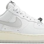 Tênis Nike Air Force 1 '07 Premium 1-800 Toll Free