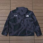 Jaqueta The North Face Retro 1986 Mountain Jacket XX KAWS