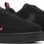 Tênis Nike Air Force 1 '07 LV8 Reflective Swoosh - Black Crimson