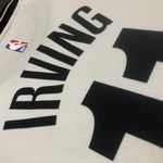 Regata NBA Brooklyn Nets White Association Edition Swingman Jersey 2022/23 Kyrie Irving 11