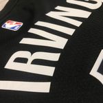 Regata NBA Brooklyn Nets Jordan Statement Edition 22/23 Swingman Jersey Preta Kyrie Irving 11