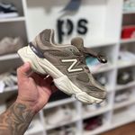 Tênis New Balance 9060 Mushroom Brown (PRONTA ENTREGA)