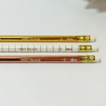 Lápis Grafite West Village nº2 com Borracha Colorido (Branco, Dourado e Rose) - Tilibra
