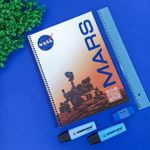 Caderno Universitário Nasa 1 Matéria 80 Folhas Pautadas 20 x 27,5 cm - Tilibra
