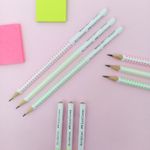 Lápis Preto Grafite N° 2 Triangular EcoGrip Branco com Grip Neon Unidade - Faber-Castell