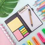 Kit Bloco de Anotações com Bloco Adesivo Colorido e Caneta Esferográfica Azul  - Interponte