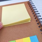 Kit Caderno de Anotações Capa Flexível Colorido com Bloco Adesivo + Caneta Retrátil 12 x 17,5 cm - Interponte