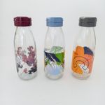 Garrafa em Vidro 550 ml Estampas Coloridas ( Tampa Azul, Cinza e Vermelho ) - Casita