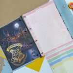 Fichário Universitário Harry Potter 27,5 x 22,3 cm Capa Protetora Cristal e Capa Vira Pôster 192 Folhas Pautadas e Decoradas - DAC