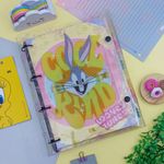 Fichário Universitário Looney Tunes  275 X 223 X 40 mm Capa Protetora Cristal e Capa Vira Pôster 192 Folhas Pautadas e Decoradas - DAC