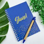 Kit Caderneta Espiral Capa Flexível 118 x 168 mm 38 Folhas Pautadas + Caneta Esferográfica Retrátil Azul - Importado