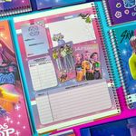  Caderno Universitário Espiral Capa Dura Guerreiras do K-Pop 1 Matéria 20 x 27,5 cm 80 Folhas - Tilibra