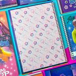  Caderno Universitário Espiral Capa Dura Guerreiras do K-Pop 1 Matéria 20 x 27,5 cm 80 Folhas - Tilibra