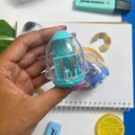 Apontador com Depósito e Tampa Foguete 2 Furos (Azul, Verde e Preto) - Yins