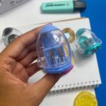 Apontador com Depósito e Tampa Foguete 2 Furos (Azul, Verde e Preto) - Yins