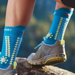 Meia Cano Alto Compressport Racing Socks V4 Trail Highcut Unissex