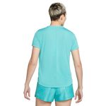 T-shirt Performance Nike Swoosh Run Feminina Azul