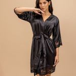 Robe de cetim e renda