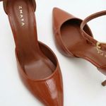 Scarpin Couro Premium Glam Verniz Salto Médio Fino Caramelo