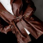 Jaqueta Couro Pelica Oversize Marrom Cacau Naty Vianna