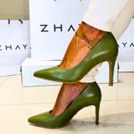 Scarpin Couro Salto Médio Fino Verde Militar
