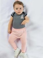 Camiseta, body e calça