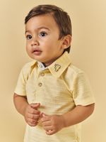 camiseta polo e short linho