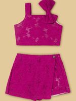 Cropped com laço e shorts saia em laise