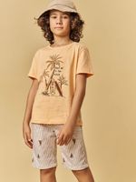 T-shirt em flame e bermuda navy
