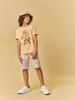 T-shirt em flame e bermuda navy