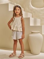 Bata em laise e shorts alfaiataria
