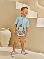 T-shirts em flamê e short sarja