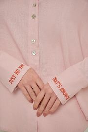 CAMISA PEQUIM LINHO ROSA BORDADO